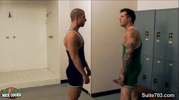 Horny jocks fuck in 3some in locker room کل موویز دکھائیں