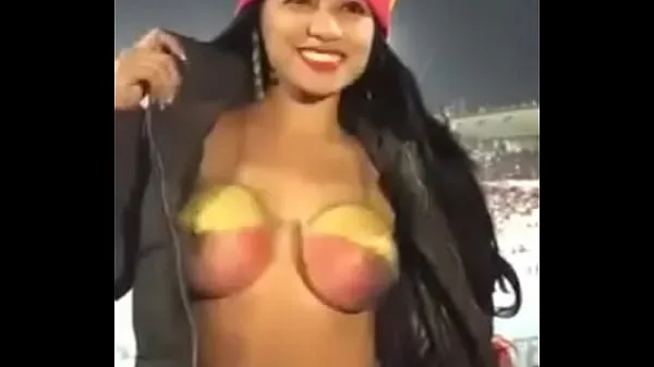 Zobrazit celkem Ecuadorian girl showing her tits at a soccer game filmů