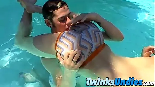 Zobrazit celkem Three hot naughty twinks fucking and having fun in the pool filmů