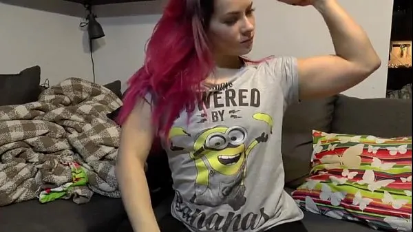 Vis totalt Muscular Girl Flexing Her Big Biceps filmer