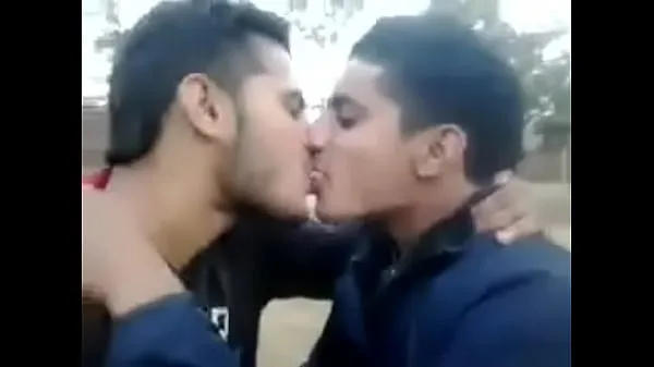 Mostrar índio público beija garotos profundos da faculdade gays na boca total de filmes