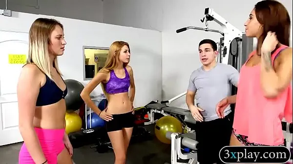 Random girls flash their tits in the gym कुल फिल्में दिखाएं