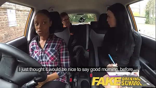 Afficher Une fille noire aux gros seins de Fake Driving School échoue à un test avec une examinatrice lesbienne films au total