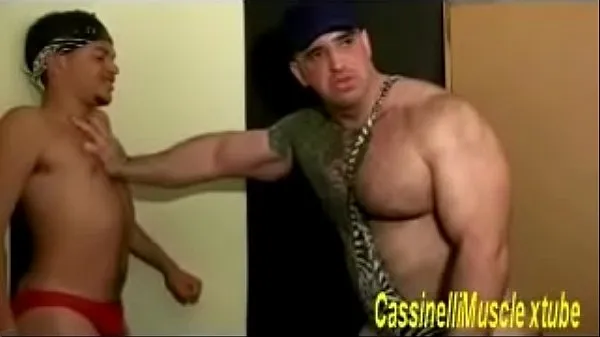 Toon in totaal HUGE BODYBUILDER FUCKING A BLACK STUD films