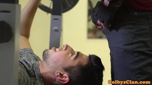 Visa totalt Hunky bottom rimmed and drilled at the gym filmer