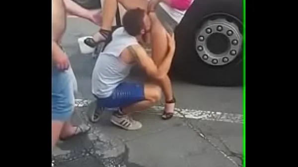 Εμφάνιση Guy to suck pussy in public συνολικών ταινιών