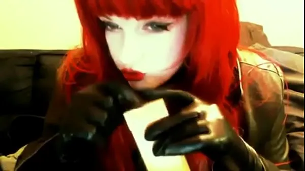 Mostra goth redhead smoking film in totale