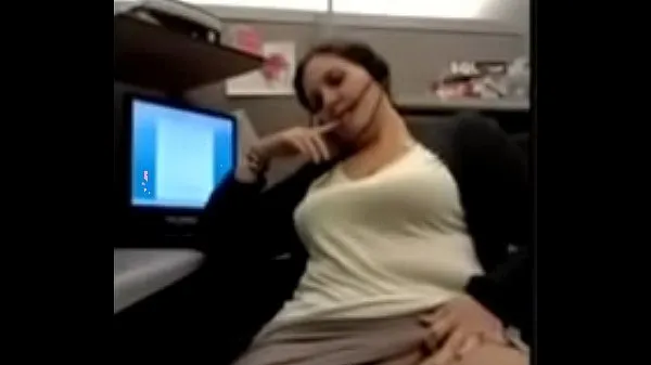 Mostrar Milf en el teléfono jugando con su coño en el trabajo películas en total