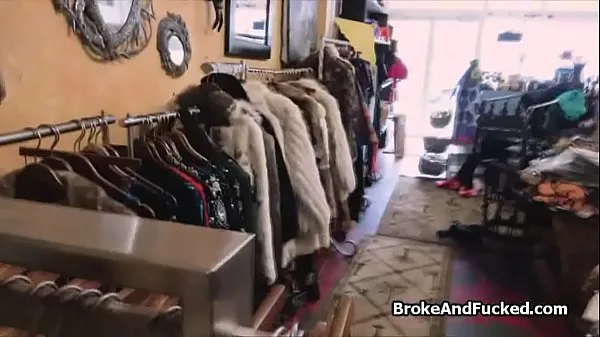 Показать всего фильмов: Отсосала в модном магазине сломанная чернокожая тинка