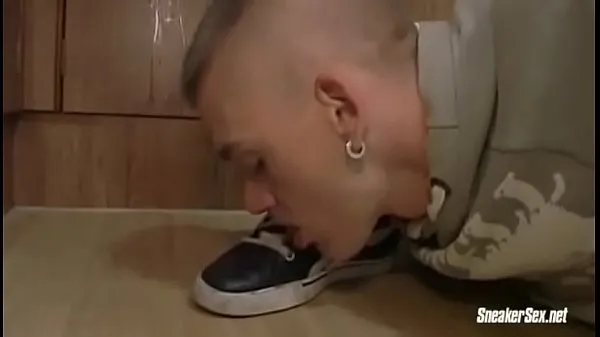 Vídeo delicioso de vários homens fazendo sexo com tênis Nike e Adidas e também usando meias Parte 1 toplam Filmi göster