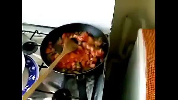 Desi Bhabhi saugt beim Kochen Gesamtzahl der Filme anzeigen