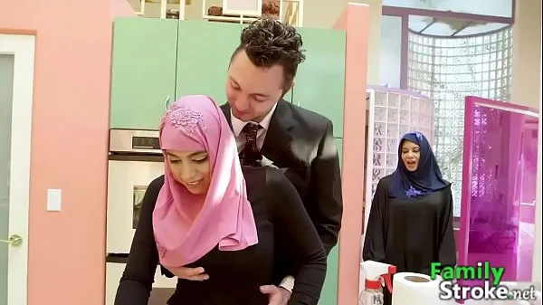 Mostra La giovane donna hijab si blocca con il grosso cazzo di Stepbro film in totale