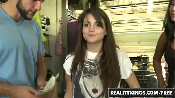 Εμφάνιση Cute teen (Cara Swank) and her friend share a dick for a lil cash - Reality Kings συνολικών ταινιών