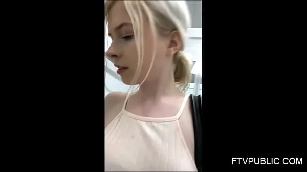 Afficher Une jeune fille se masturbe dans un vestiaire public films au total