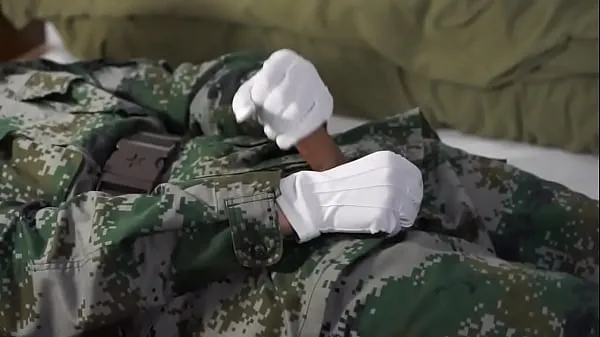 Zobraziť celkovo filmy (Chinese soldier handjob)