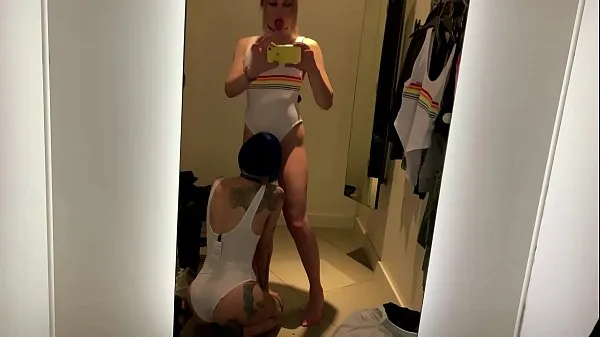 Zobrazit celkem blowjob shemale in dressroom filmů