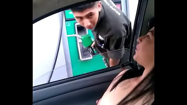 Mostrar Carregando gasolina Alexxxa Milf prostituta com seus peitos de fora total de filmes