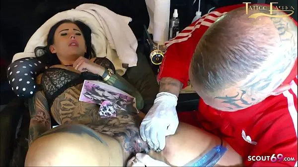 Afficher La jeune femme allemande Snowwhite se fait tatouer la chatte et suce une bite en même temps films au total