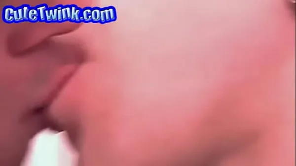 Mostra Smooth Twinks Kissing & Sucking film in totale