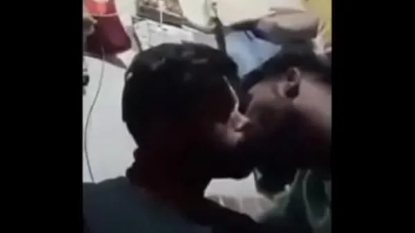 Mostrar Um casal de gays indianos quentes e sexy se beijando apaixonadamente total de filmes