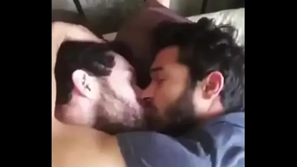 Mostrar Um índio beijando outro índio nos lábios total de filmes