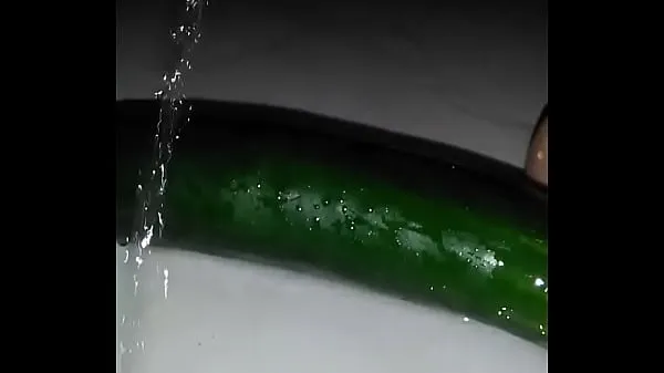 Zobraziť celkovo filmy (She masturbates with a cucumber until she finishes)