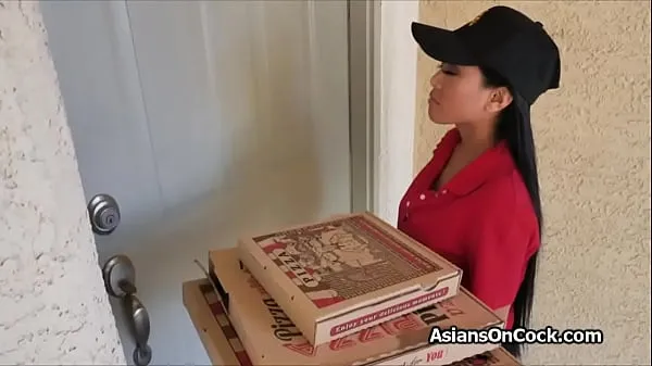 عرض Asian babe delivers pizza and gets into a threesome إجمالي الأفلام