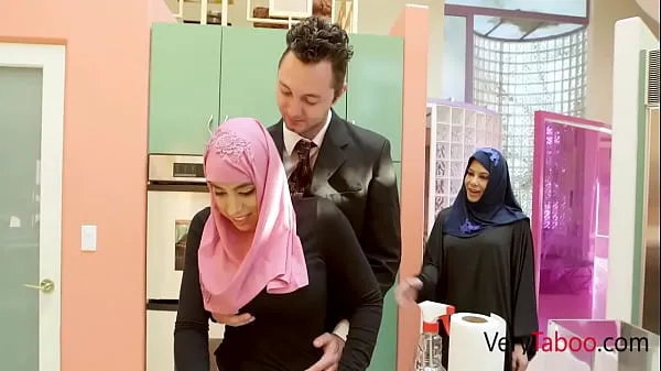 Afficher Ma belle-fille refoulée en hijab prend de la bite films au total