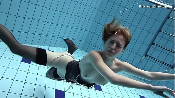 Afficher Flottant dans la piscine nue Anetta films au total