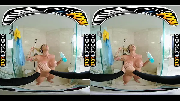 Hiển thị tổng số Busty Blonde MILF Robbin Banx Seduces Step Son In Shower Phim