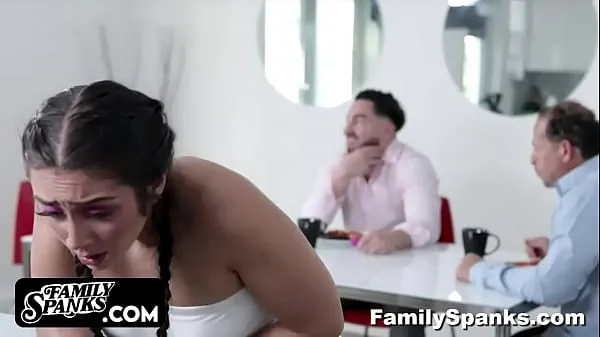 Afficher Greedy StepBrother contrôle sa demi-soeur avec un vibromasseur vaginal à la maison films au total