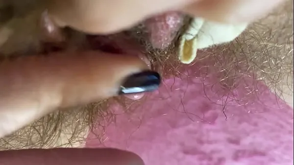 Visa totalt Closeup hairy cunt cums hard with erected clitoris filmer