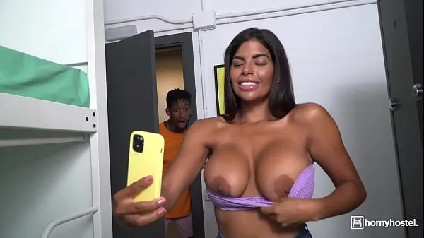 HORNYHOSTEL - (Sheila Ortega, Jesus Reyes) - Venezuelanisches Babe mit riesigen Titten nackt von einem großen schwarzen Schwanz erwischt Vorschauvideo Gesamtzahl der Filme anzeigen