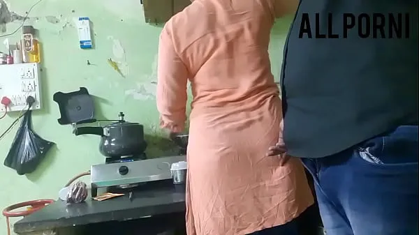 Pokaż łącznie Indian sasur ne bahu ko Khana banate hue choda filmów