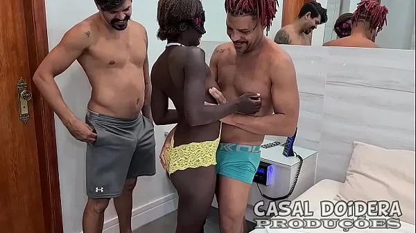 Mostrar Trío interracial amateur con la negra traviesa dando culo y coño a unos amigos en el motel hasta que les llega la leche a la boca películas en total