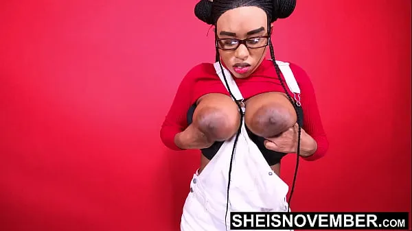 Mostra Modella nera in posa erotica di enormi areole, seni reali e capezzoli eretti su Sheisnovember al servizio fotografico si spoglia eroticamente mentre posa dopo essere stata in piedi e inarcando la schiena esponendo i pantaloni più grandi con un corp film in totale