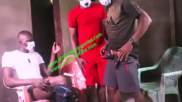 Afficher un gangbang de baise entre les mecs hétéro dans un chantier abandonné au mbao films au total