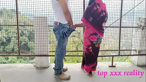 Mostrar XXX bengalí caliente bhabhi increíble sexo al aire libre en sari rosa con ladrón inteligente! XXX hindi serie web sexo último episodio 2022 películas en total