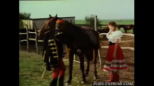 Mostrar Soldado da a caballo a una joven del pueblo películas en total