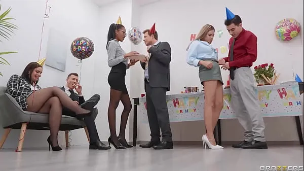 Mostrar Fiesta de coño en el lugar de trabajo / Brazzers películas en total