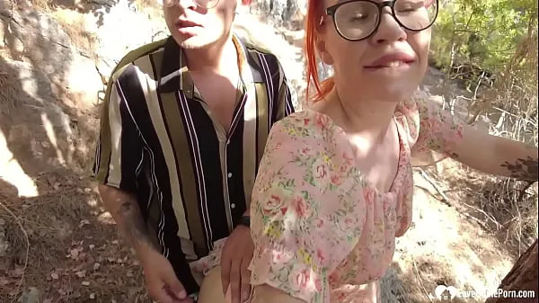 Vis totalt Horny Couple Has Spontaneous Sex In The Woods filmer