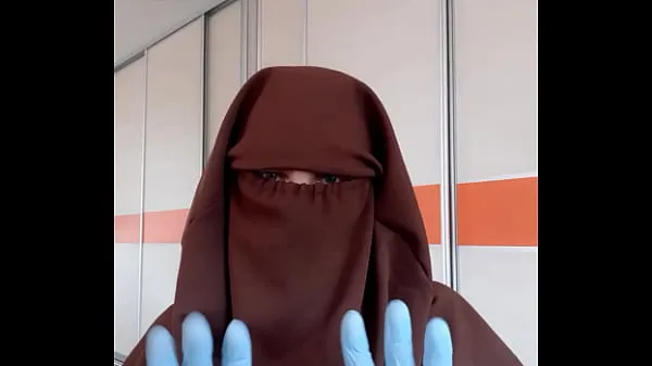 Toon in totaal Housekeeper trying on hijab in front of a mirror films