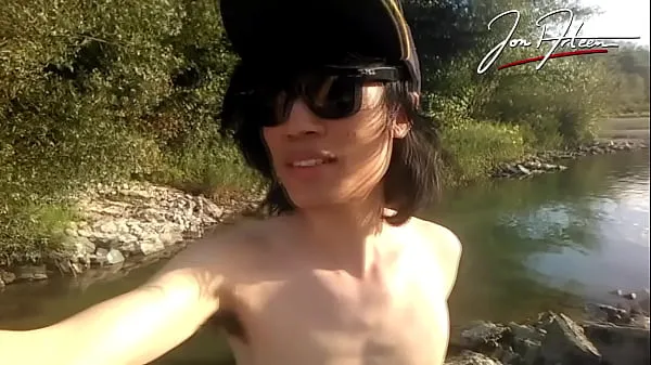 Jon Arteen ist dieser schlanke asiatische Twink-Boy, der auf dem Fluss einen musikalischen Striptease tanzt und lächelnd seine vollen Schamhaare zeigt, die Outdoor-Schwulenpornos mit einem Turnschuh- und Unterwäschefetisch machen Gesamtzahl der Filme anzeigen