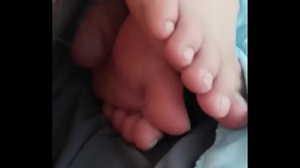 Zobraziť celkovo filmy (My dick rubs against his meaty feet)