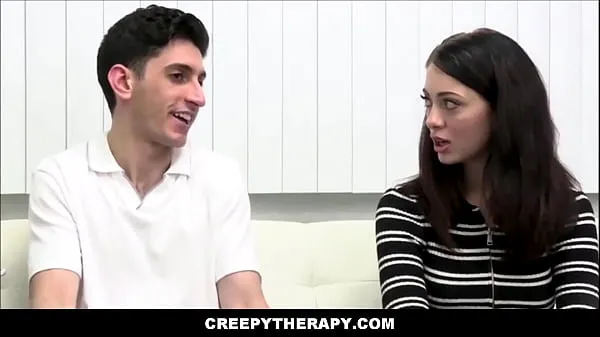 合計 CreepyTherapy - 治療セッション中に若い女性の義理の姉妹と義理の兄弟と巨乳のブロンドのMILF家族が三人組を縮小 - Corra Cox、Kenzie Love、Nick Strokes 本の映画を表示