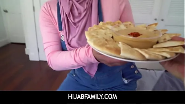 Tampilkan HijabFamily - Chubby Girl In Hijab Offers Her Virginity On A Platter - POV total Film