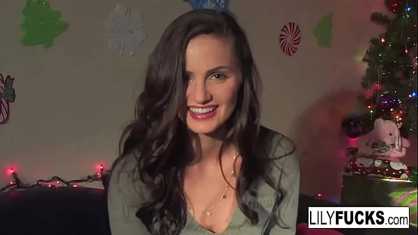 Zobraziť celkovo filmy (Lily tells us her horny Christmas wishes before satisfying herself in both holes)