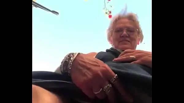 Összesen Grandma shows big slit outside film