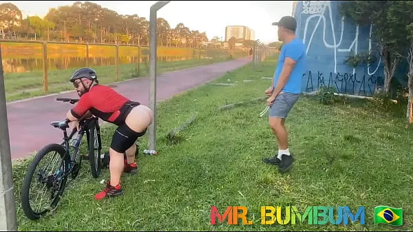 Mostrar CICLISTA FLAGRA UMA PEGAÇÃO E MOSTRA SUA OUSADIA AO AR LIVRE ( COMPLETO NO RED E SUBSCRIÇÃO total de filmes