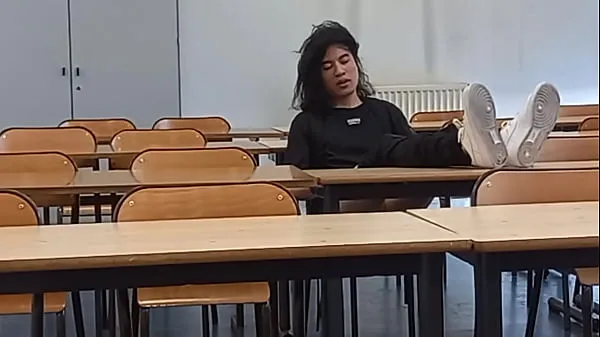 Mostrar Nossa... Esse aluno bate uma punheta no pau na escola! Jon Arteen mostra uma pequena cena dele se masturbando na escola, em uma sala de aula da universidade. A estudante é muito tarada, excêntrica e pervertida. O jovem não hesita em total de filmes